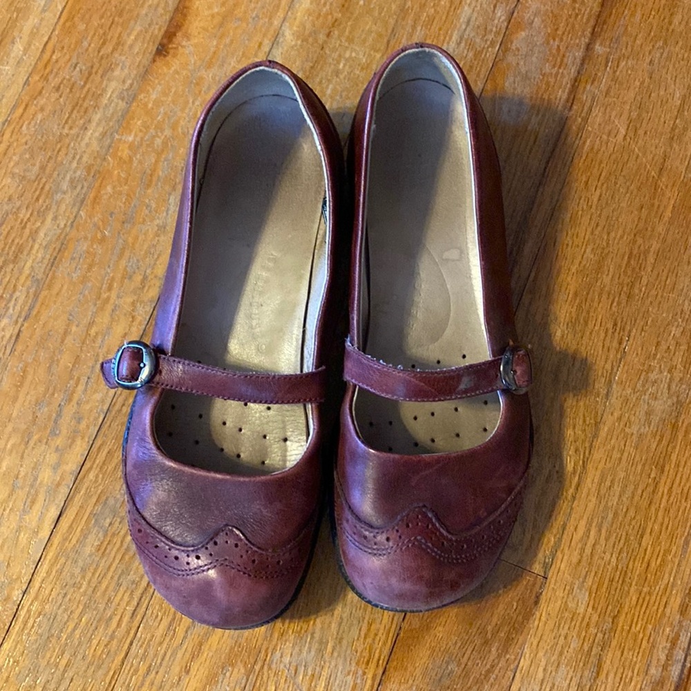 Keen dark red shoes. Size 8.